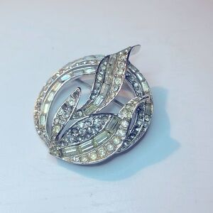 Vintage silver brooch crystal and silver circular leaf pattern